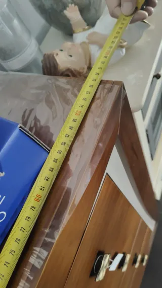 Cómoda de madera con detalles blancos