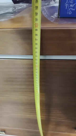 Cómoda de madera con detalles blancos