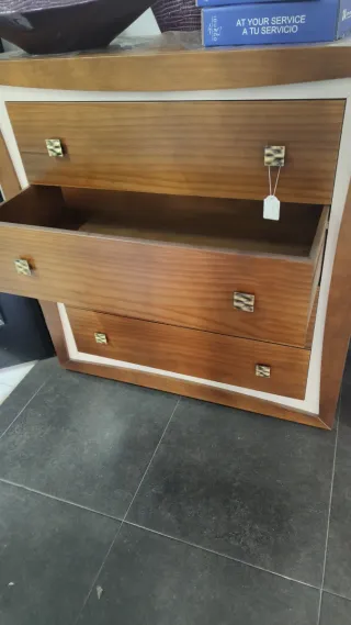 Cómoda de madera con detalles blancos