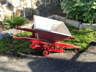 Estrujadora de uva manual antigua