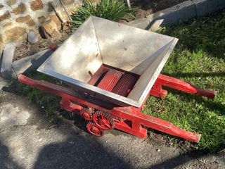 Estrujadora de uva manual antigua