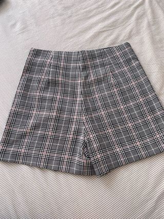 Falda-pantalón mini cuadros gris y rosa