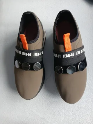 Zapatos JEAN-OT señora verdes y con detalles plata