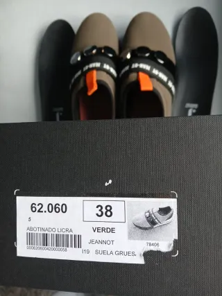 Zapatos JEAN-OT señora verdes y con detalles plata