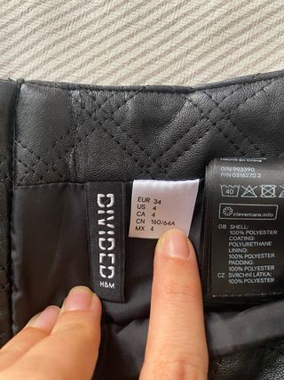 Mini falda polipiel negra acolchada H&M