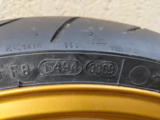 Rueda delantera Honda CBR954RR dorada.