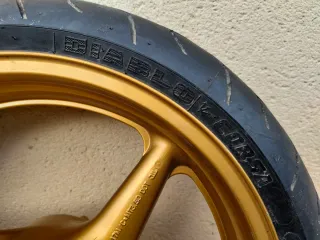 Rueda delantera Honda CBR954RR dorada.