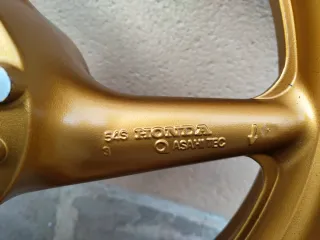 Rueda delantera Honda CBR954RR dorada.