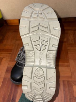 Zapatos de trabajo protectores negros y grises