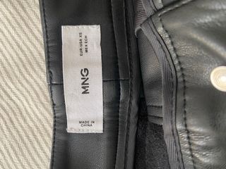 Falda mini polipiel negra Mango Talla XS