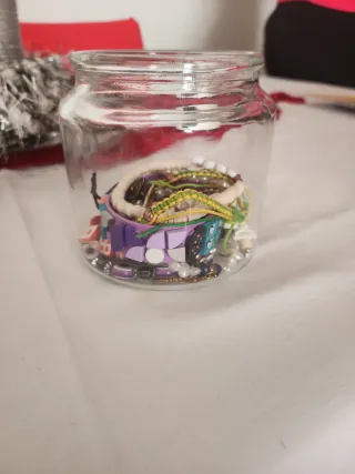 Tarro con bisutería multicolor