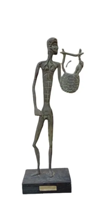 Jarra antigua de cobre decorada