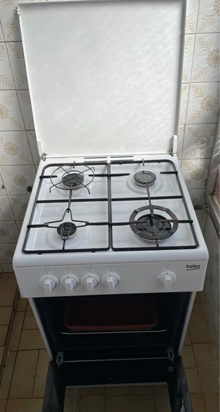 Cocina de gas Beko con horno