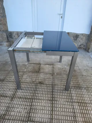 Mesa de cristal y metal azul