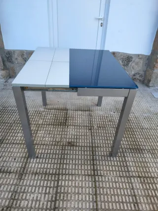 Mesa de cristal y metal azul