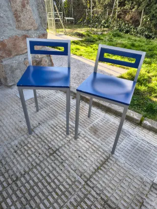 Mesa de cristal y metal azul