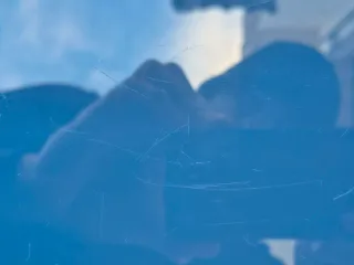 Mesa de cristal y metal azul