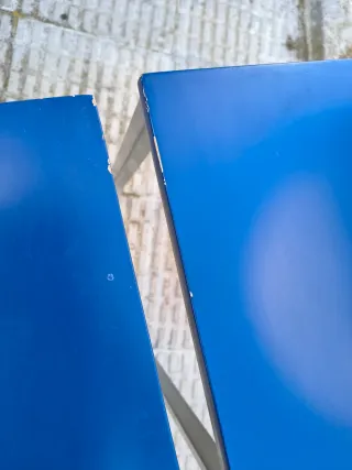 Mesa de cristal y metal azul