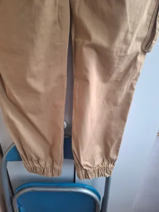 Pantalón cargo Bershka beige mujer