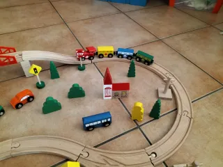 Villaggio in legno con trenini per bambini