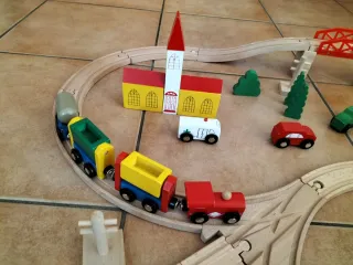 Villaggio in legno con trenini per bambini