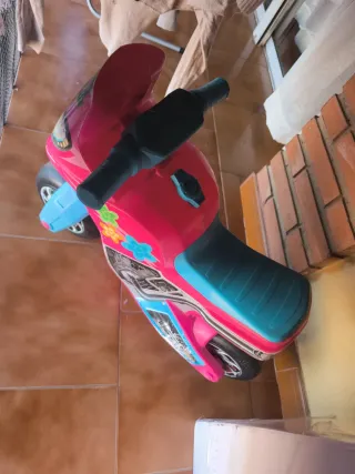 Se regala moto correpasillos niña rosa.