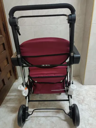 Andador anciano con asiento y reposabrazos.