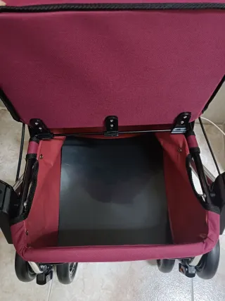 Andador anciano con asiento y reposabrazos.