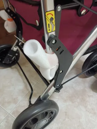 Andador anciano con asiento y reposabrazos.