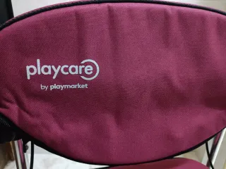 Andador anciano con asiento y reposabrazos.