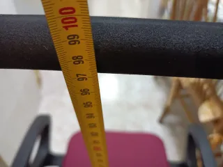 Andador anciano con asiento y reposabrazos.