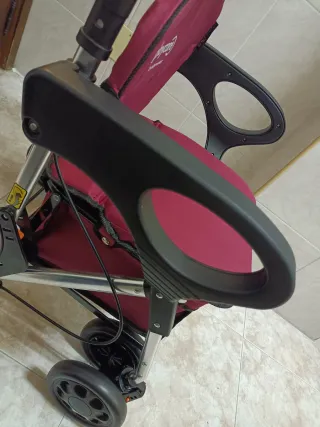 Andador anciano con asiento y reposabrazos.