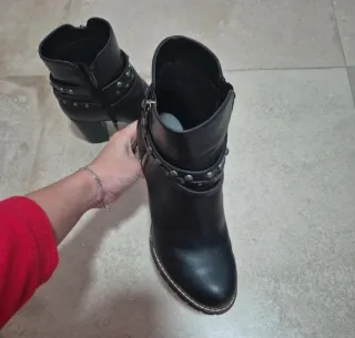 Botas de mujer negras con tachuelas