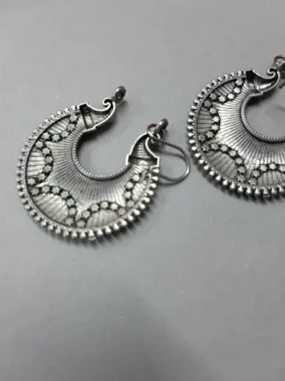 Pendientes étnicos plateados