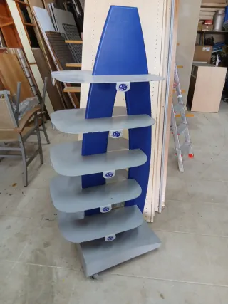 Expositor metálico azul y plateado