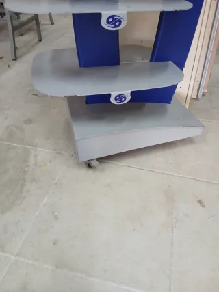 Expositor metálico azul y plateado