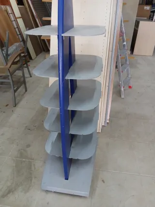 Expositor metálico azul y plateado