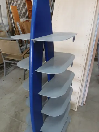 Expositor metálico azul y plateado