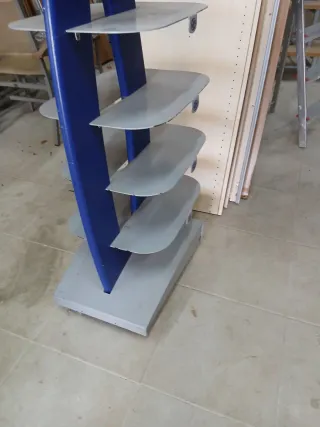 Expositor metálico azul y plateado