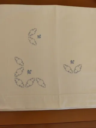 Sábana cuna bordada lagartera, parte de arriba