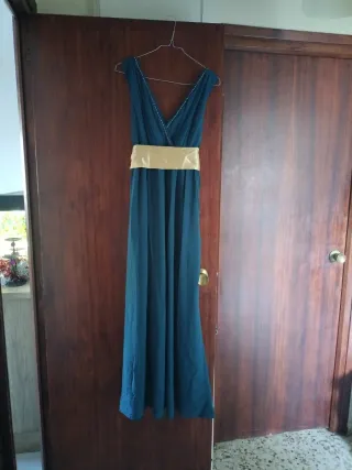 Vestido de fiesta largo azul con cinturón dorado