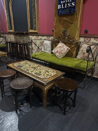 Mesa y 4 taburetes madera y metal