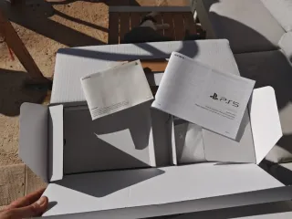 Caja PS5 Sony con manuales y cartones