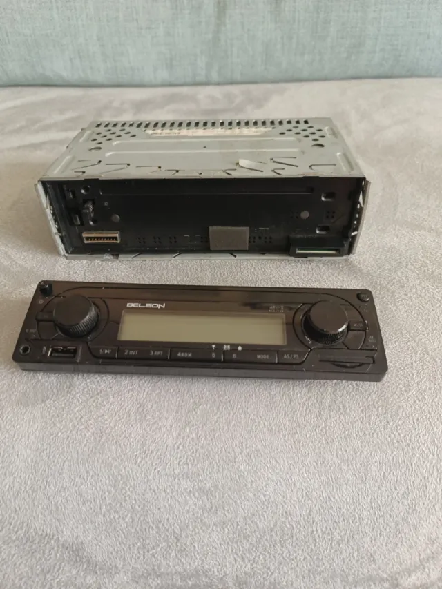 Radio coche con pantalla extraíble