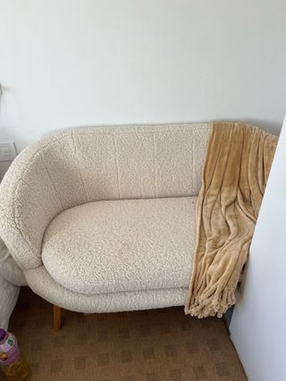 Sofá beige de tela tipo borreguito