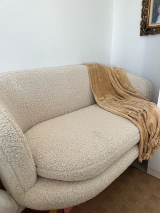 Sofá beige de tela tipo borreguito