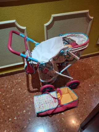 Carrito de bebé de juguete con capazo