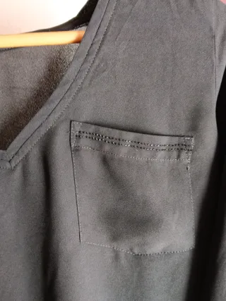 Blusa negra con detalles brillantes