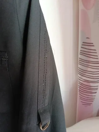 Blusa negra con detalles brillantes