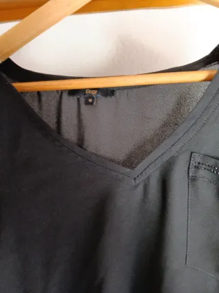 Blusa negra con detalles brillantes